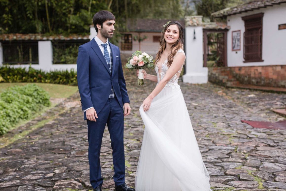 https://secretstoriesbydaalarna.com/wp-content/uploads/2019/07/colombia-wedding-daalarna-dress-78-1160x774.jpg
