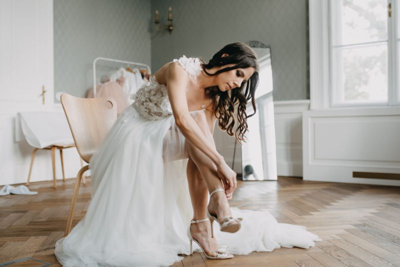 8 Photo Tips to Show Your Wedding Dress at Its Best